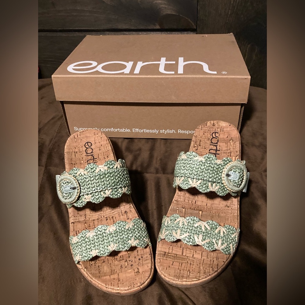 Earth brand, size 6, new in box, beautiful green sandals - Picture 9 of 9